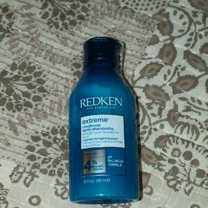 Redken Extreme Conditioner.